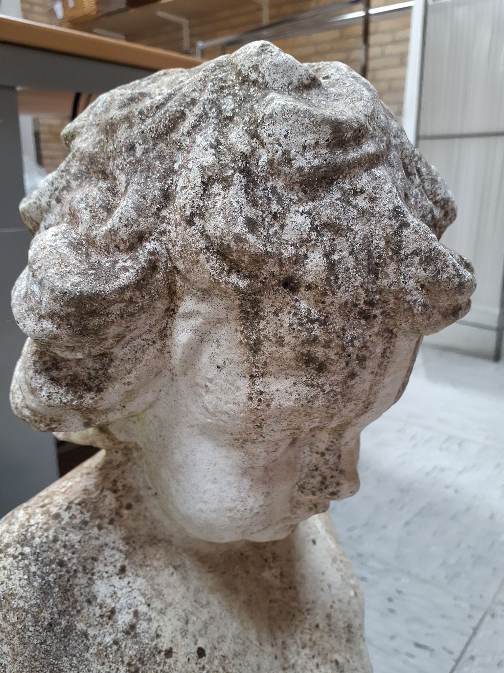 Havefigur dreng siddende